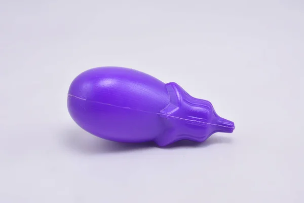 Juguete Berenjena Plástico Púrpura Interpretado Por Niños — Foto de Stock