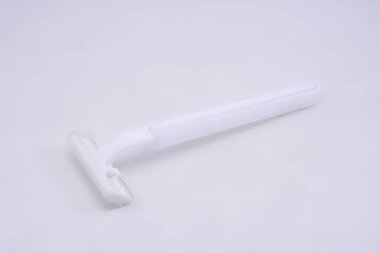 Beyaz plastik tek kullanımlık tıraş makinesi.