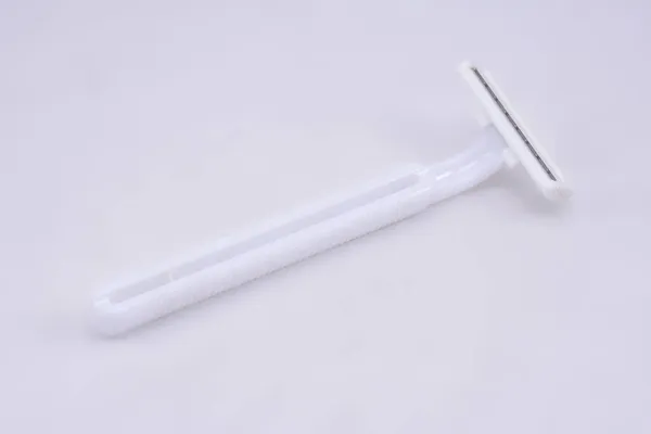 Beyaz Plastik Tek Kullanımlık Tıraş Makinesi — Stok fotoğraf
