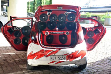 MARIKINA, PH - NOV 8 - Toyota wigo araba ses hoparlörü 8 Kasım 2021 tarihinde Filipinler 'in Marikina şehrinde Wild Rides araba fuarında kuruldu.