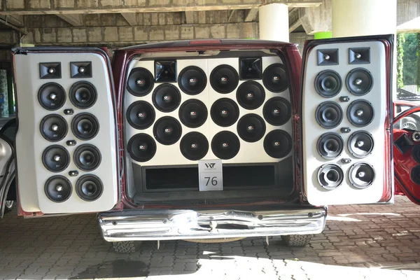 2021年11月8日在菲律宾马里基纳举行的狂野车展上安装了Ph Nov 8型汽车声扬声器 — 图库照片