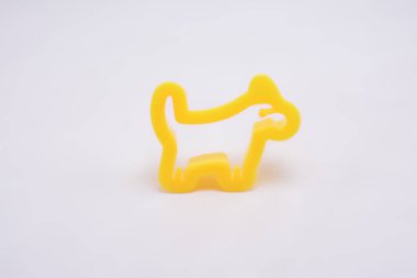 Çocukların oynadığı plastik köpek şekilli kil oyuncaklar.