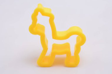 Çocukların oynadığı plastik hayvan şekilli kil oyuncaklar.