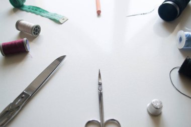 Nakış dikmek ve beyaz arka planda dikiş malzemeleri dikmek.