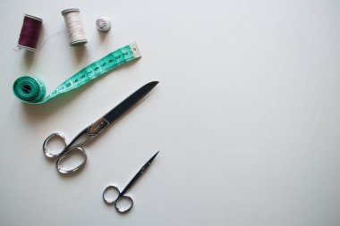 Nakış dikmek ve beyaz arka planda dikiş malzemeleri dikmek.