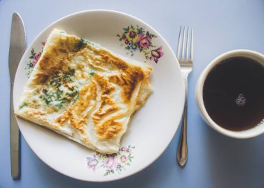 Kızarmış gözleme ve bir fincan çay restoranda ya da evde.