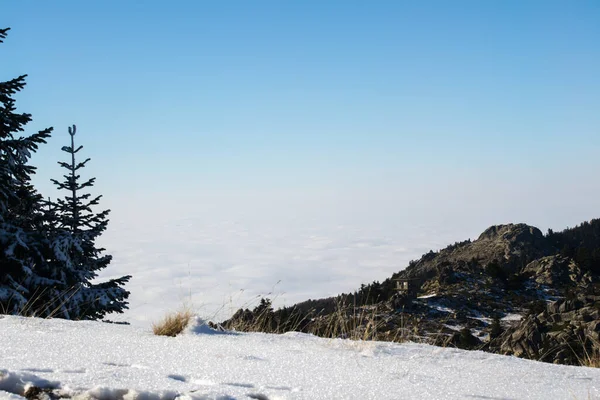 Nubes Centros Turísticos Invierno Bajo Pico Montaña Bajo Nieve — Foto de Stock