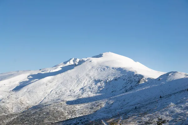 Met Sneeuw Bedekte Bergtoppen Een Zonnige Dag Achtergrond Voor Wintersport — Stockfoto