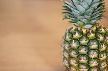Masada duran ananas, izole edilmiş arka planda.