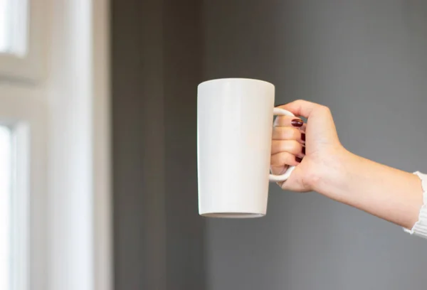 Burla Mano Femenina Sosteniendo Una Taza Café Fondo Oficina —  Fotos de Stock