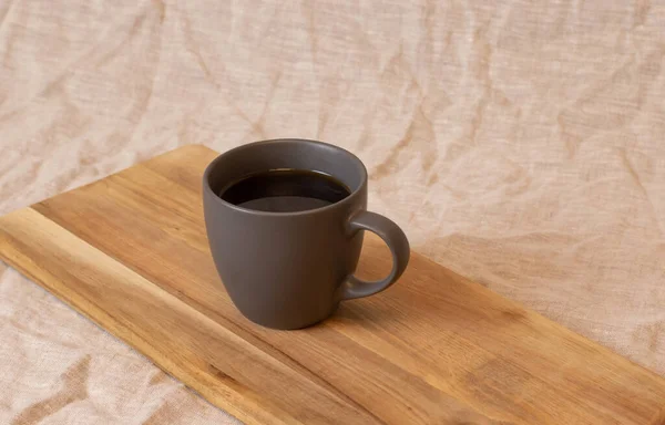 过滤咖啡 木制勺子站在木头上 灰色盖子 孤立的背景 — 图库照片