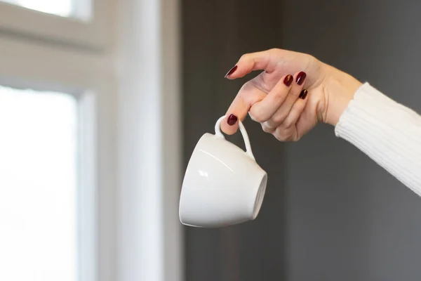 Attrappe Einer Weiblichen Hand Die Eine Kaffeetasse Auf Bürohintergrund Hält — Stockfoto