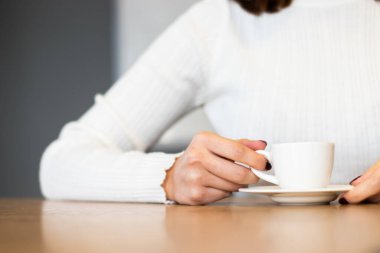 Türk kahvesi, kadın eli. kafe arkaplanı