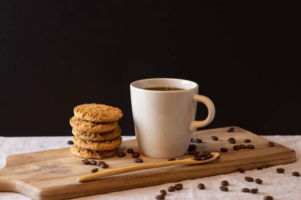 Latte Μπισκότα Ξύλινη Βάση Και Κόκκους Καφέ Μεμονωμένο Φόντο — Φωτογραφία Αρχείου