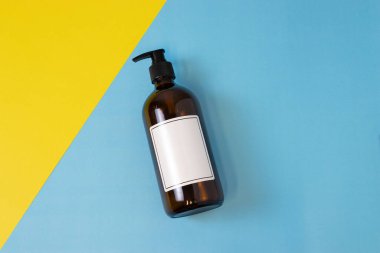 Boş kehribar cam sabun ya da izole edilmiş arka planda şampuan şişesi. Doğal kozmetik ürünleriyle cilt bakımı ya da saç konsepti.