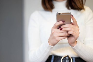 Cep telefonu tutan bir kadının akıllı telefon görüntüsü.