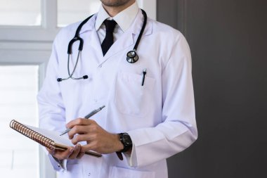 Steteskop ve beyaz önlüklü erkek doktor. 