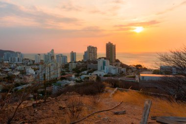Plaja ve Kolombiya 'ya bakan günbatımı