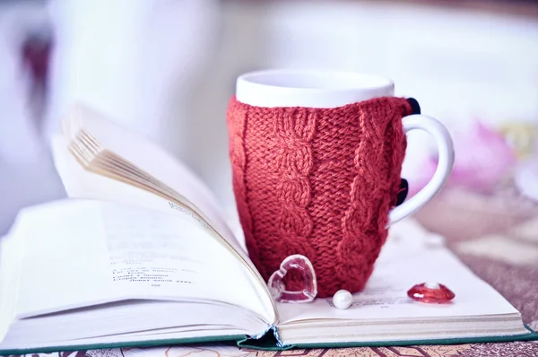 Açık kitap üzerine örme dekorasyonu ile kırmızı Kupası