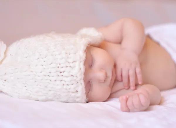 Little baby sleeping with knitted hat — Zdjęcie stockowe