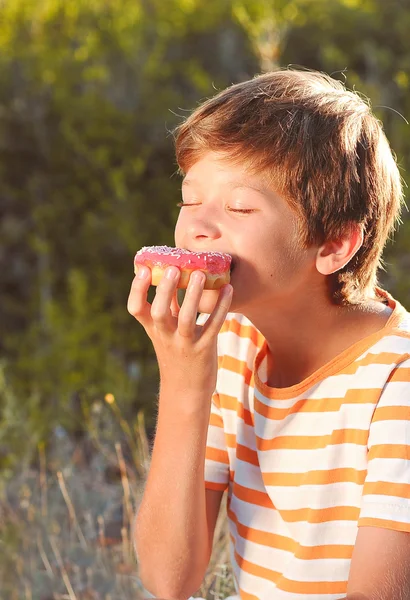 Boy eating donut — Stock Photo, Image