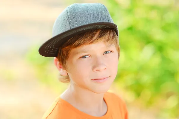 Niño con estilo con gorra al aire libre — Foto de Stock