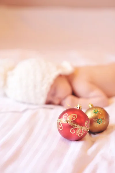Juldekorationer med baby i bakgrunden — Stockfoto