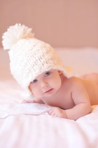 Мила дитина з в'язаним капелюхом — стокове фото