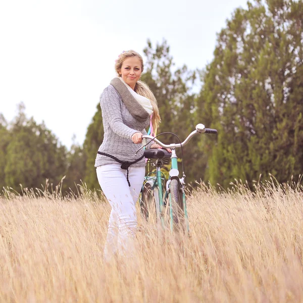 Frau lehnt auf Fahrrad im Freien — Stockfoto