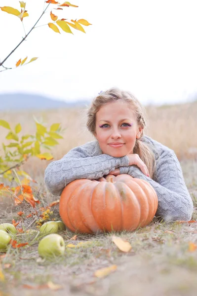 Mujer bonita acostada con calabaza — Foto de Stock