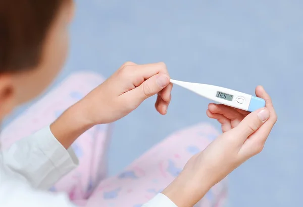 bir ellerinde termometre