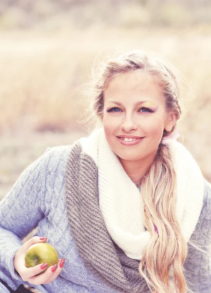 Woman holding green apple — Stock Photo, Image