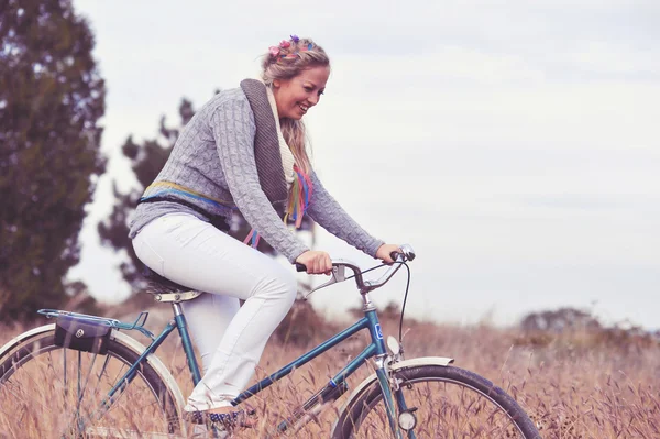 Mulher feliz andar de bicicleta — Fotografia de Stock