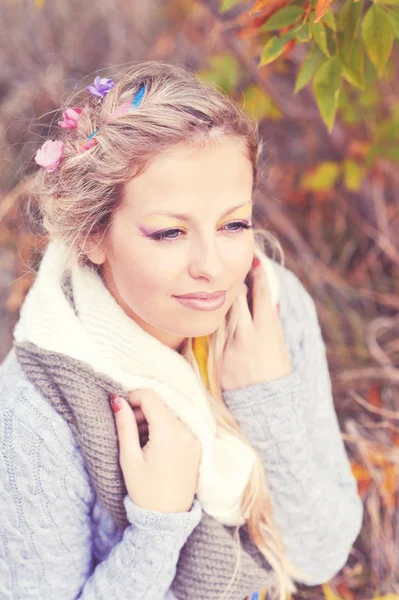 Femme souriante à l'extérieur — Photo