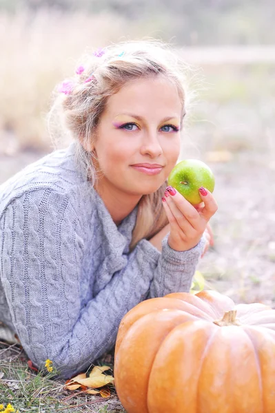 Mujer bonita con manzana y calabaza — Foto de Stock