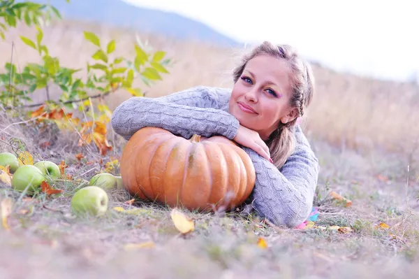 Leende kvinna med pumpa utomhus — Stockfoto