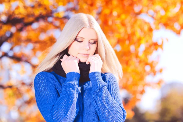 Junges Mädchen im Herbst Hintergrund — Stockfoto