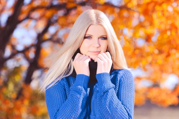 Chica joven en el fondo de otoño — Foto de Stock