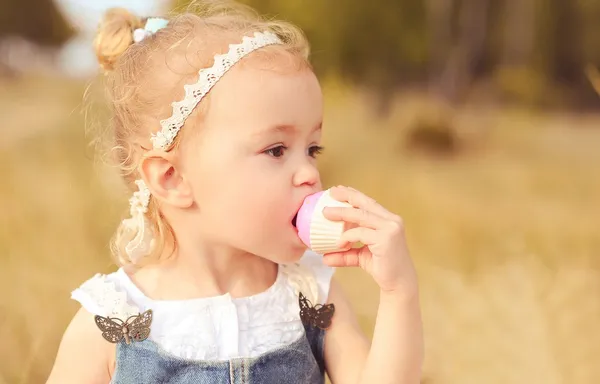 Baby girl eating cupcake — Stock Photo, Image