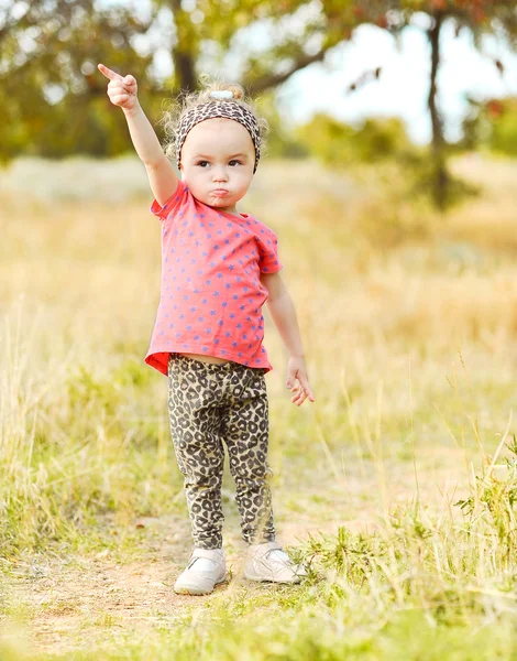 Bebê menina colocando indicador para cima — Fotografia de Stock