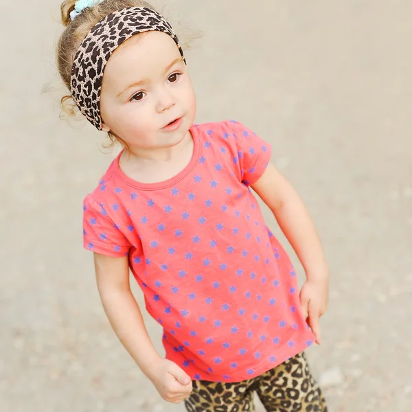 Bebê menina andando ao ar livre — Fotografia de Stock