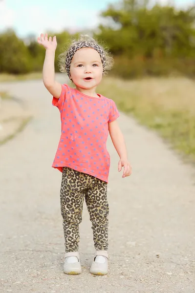 Bambina che agita la mano — Foto Stock