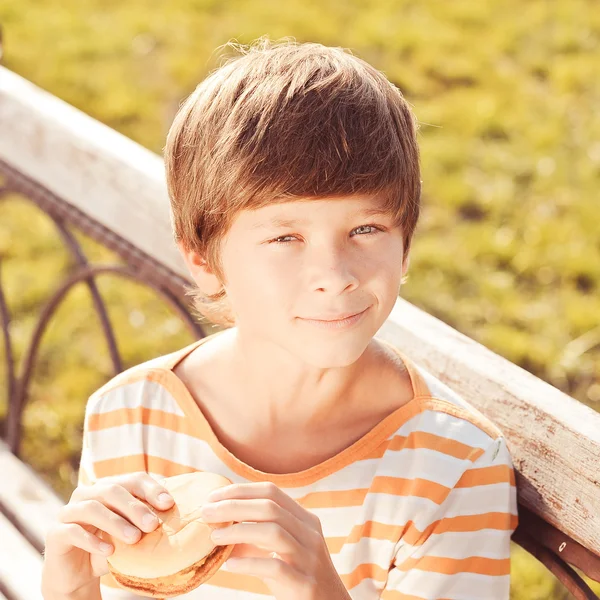 Kind eten hamburger — Stockfoto