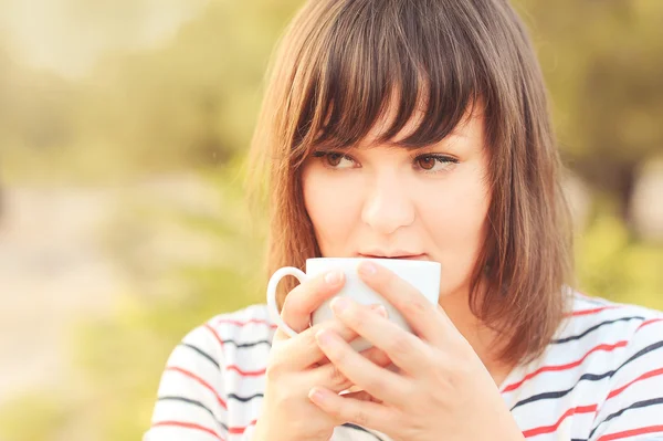 Girl drinking tea — Stock Photo, Image