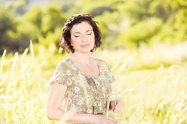 Attraktive Frau im Freien — Stockfoto