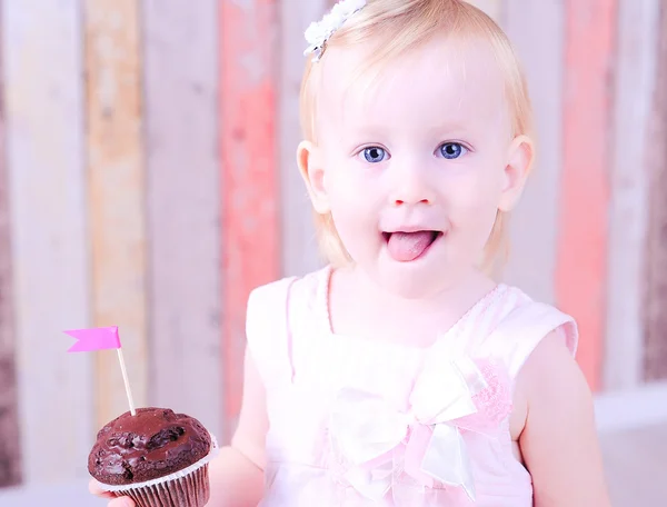 Şirin Bebek kız holding cupcake