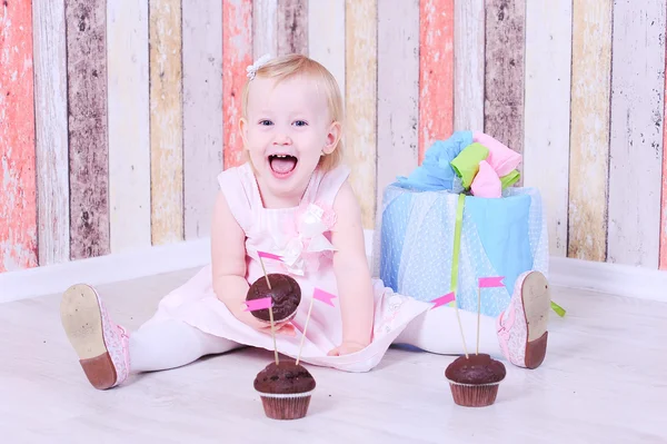 Bonito bebê menina segurando cupcake — Fotografia de Stock