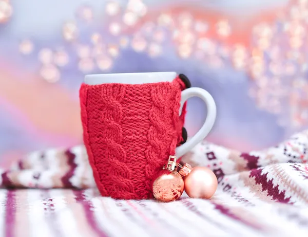 Taza de punto con luces de Navidad —  Fotos de Stock