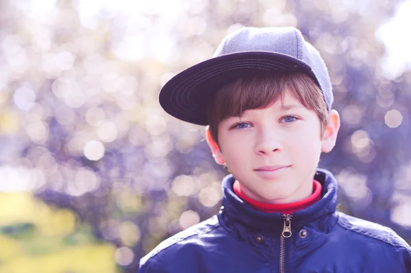 Porträtt av snygg pojke utomhus — Stockfoto