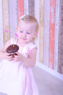 kız bebek Çikolatalı kekler